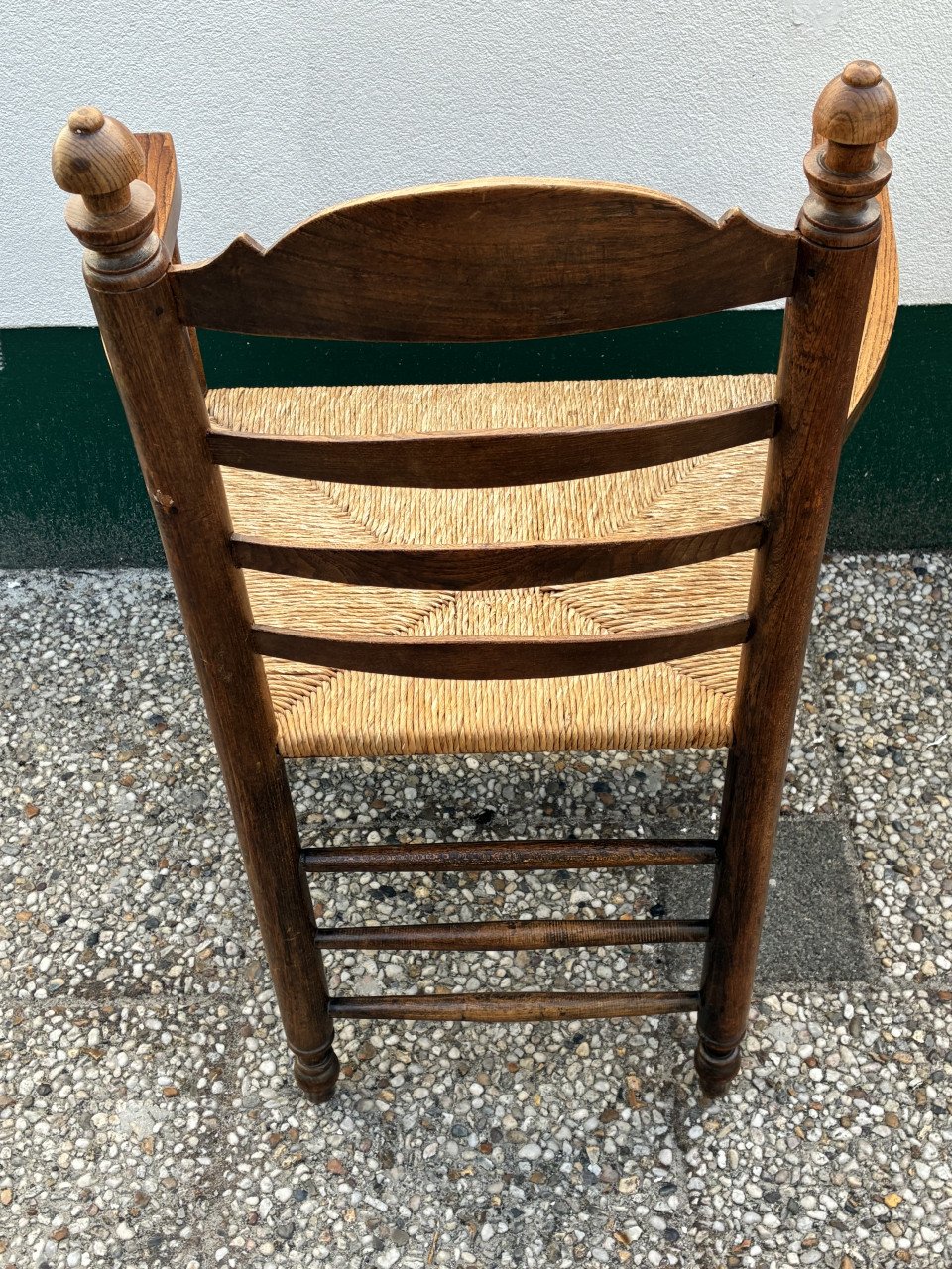 Vintage eiken armleunstoel met biezen zitting