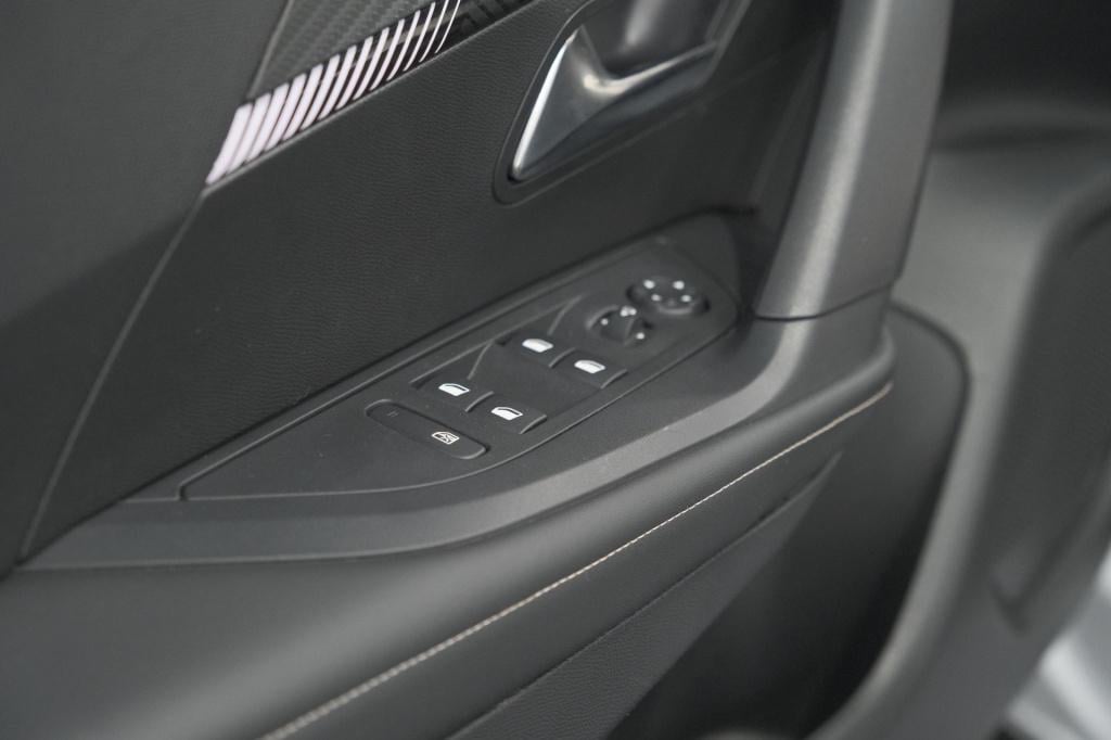 Peugeot 2008 puretech 100 allure | camera | navigatie | parkeersensoren | a