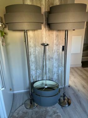 2 stalampen op rvs voet met bijpassend hanglamp