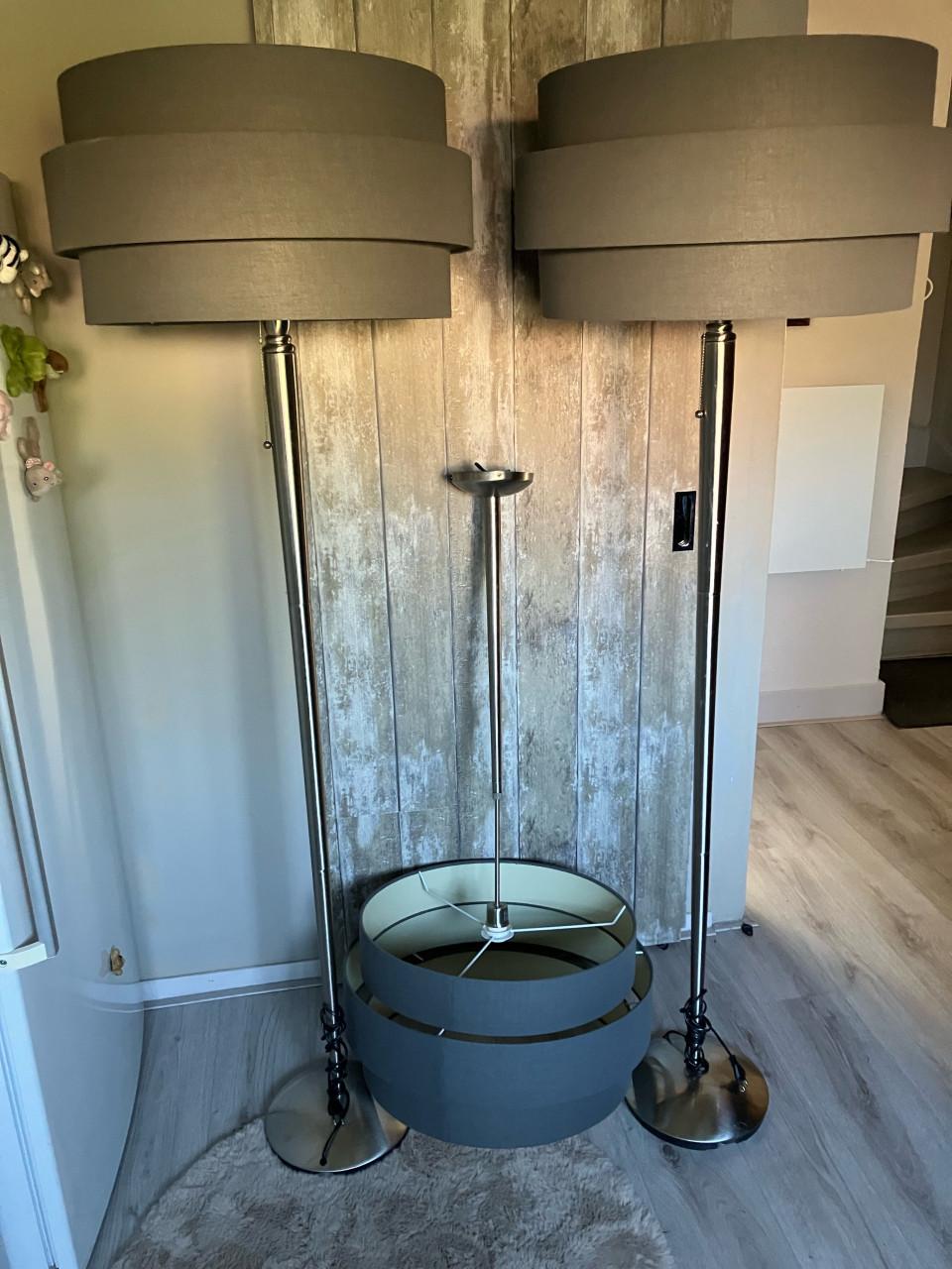2 stalampen op rvs voet met bijpassend hanglamp