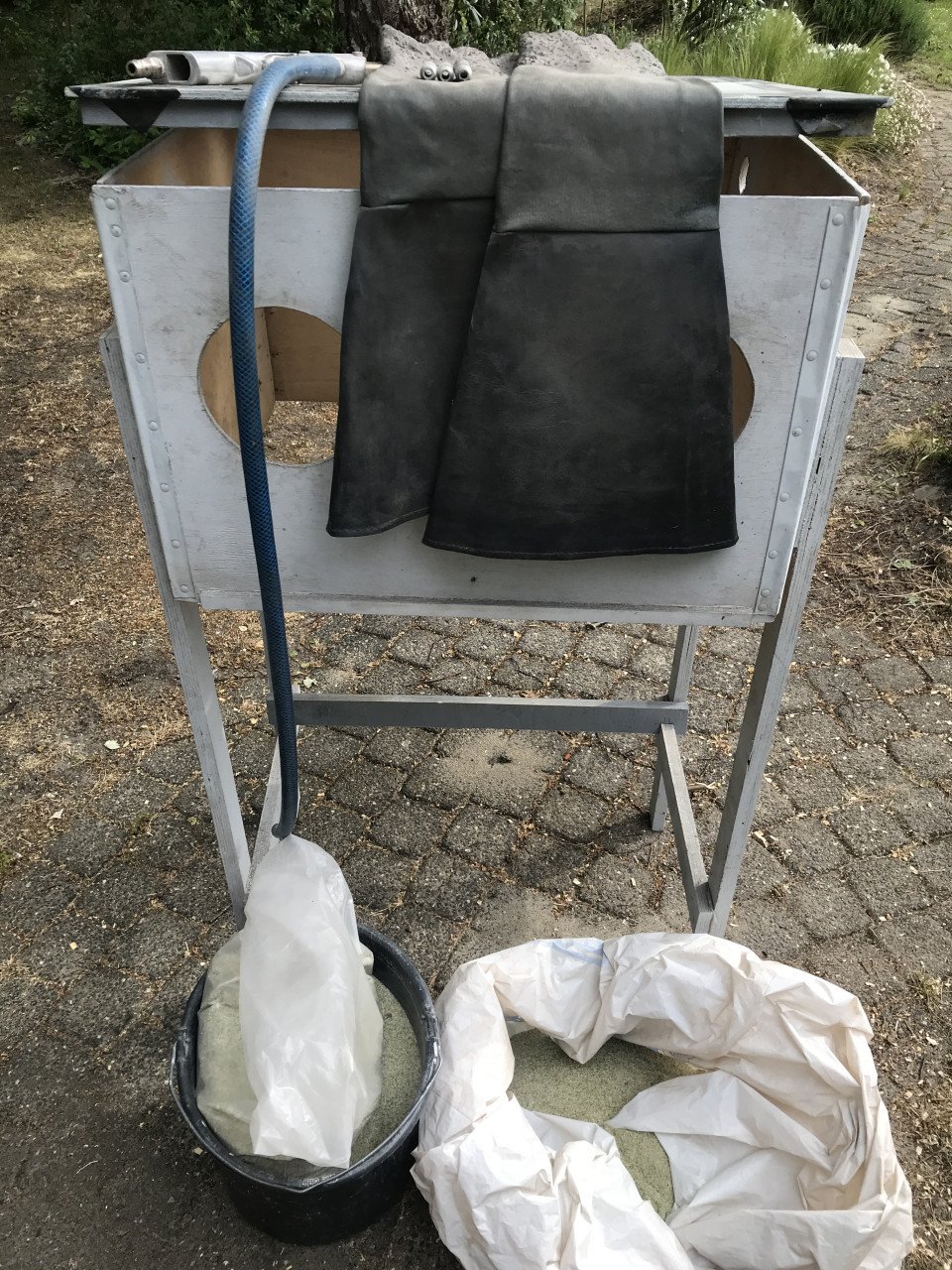 Straalcabine met pistool, handschoenen en grid