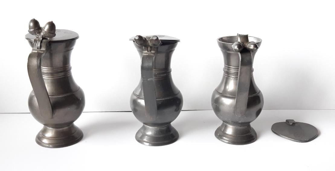 3 kleine tinnen eikel kannetjes, ↑ 11cm.