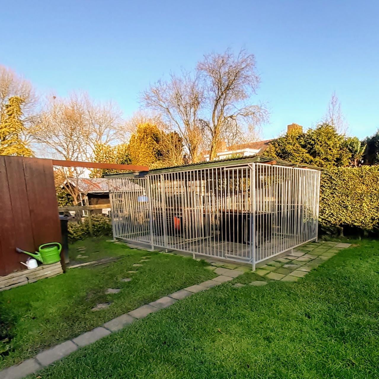 Panelen hondenkennel reeds gereserveerd