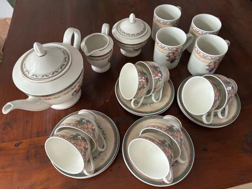 Theepot, suikerpotje, melkkan 4 mokken, 8 kop en schotel.ALs nieuw