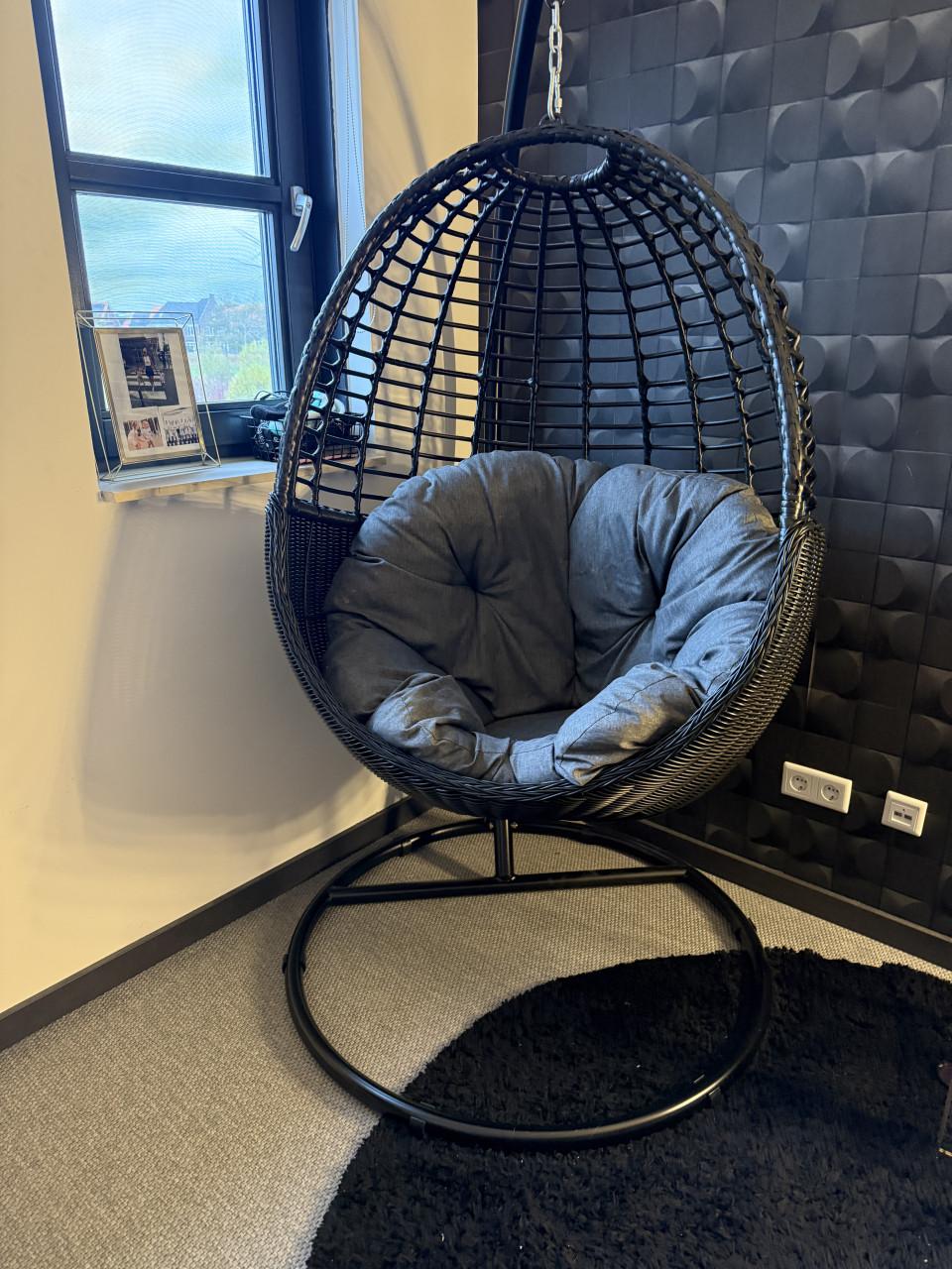 Manifesto Rovio hangstoel mat zwart antraciet binnen of buiten