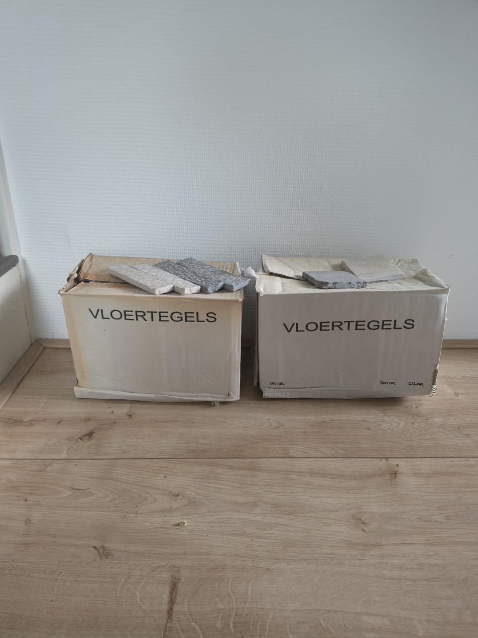 Nieuwe grijs beige bric vloertegel 14,5 x 14,5, 46 stuks.