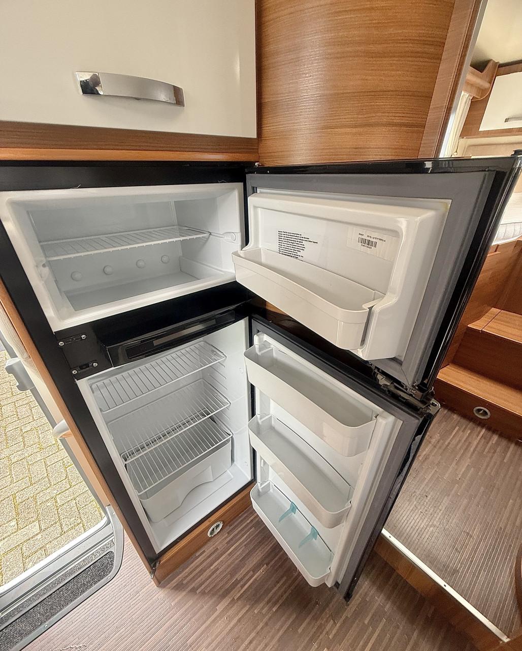 Elnagh Baron 73 (2x lengtebedden, hefbed, Euro 6 , zeer netjes )