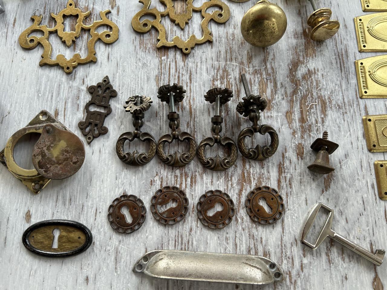 Allerlei hang en sluitwerk.