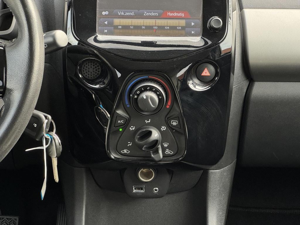 Citroen C1 1.0 e-vti shine navigatie + park. sensor, nl-auto!