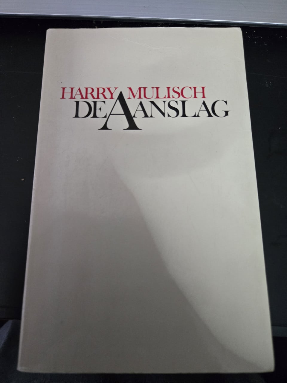 Boek: De Aanslag geschreven door Harry Mulisch. 16e druk 1986