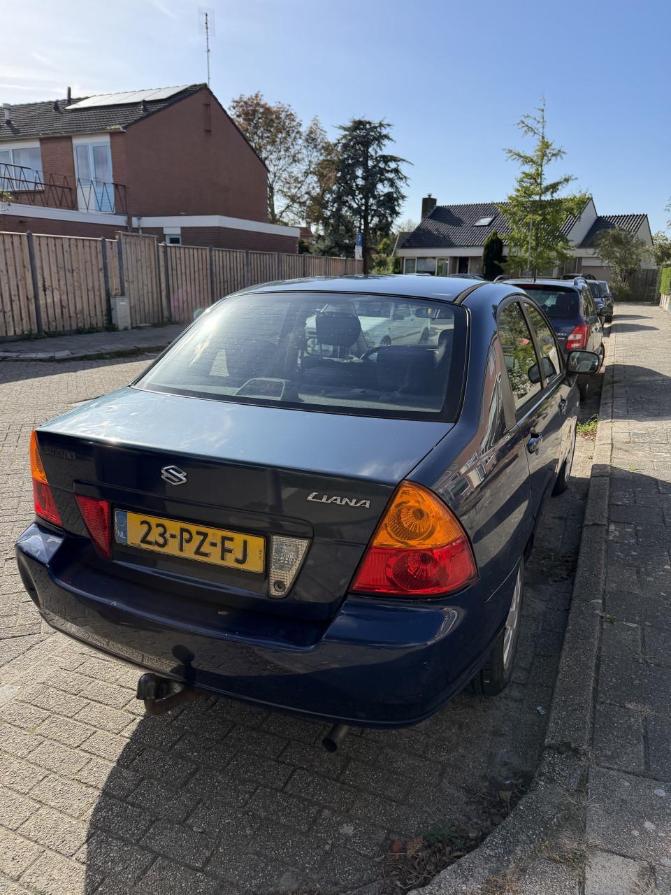 Donkerblauwe Suzuki LIANA