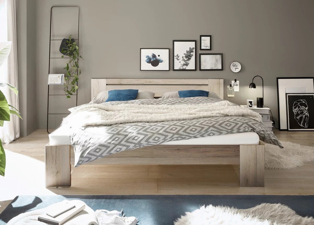 Bed 140 x 200 cm met bodem en tóp koudschuim matras. Korte levertijd