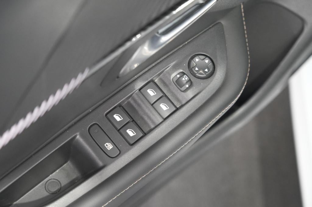 Peugeot 208 1.2 hybrid 110 e-dcs6 allure | climate control | apple carplay 