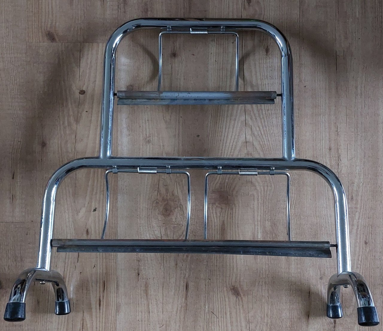 Papierrolhouder H=61 cm. B= 59 cm.