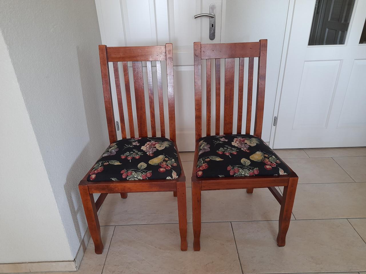 4 Mooie stevige  stoelen (in goede nette staat )  Mogen ook per 2 verkocht!