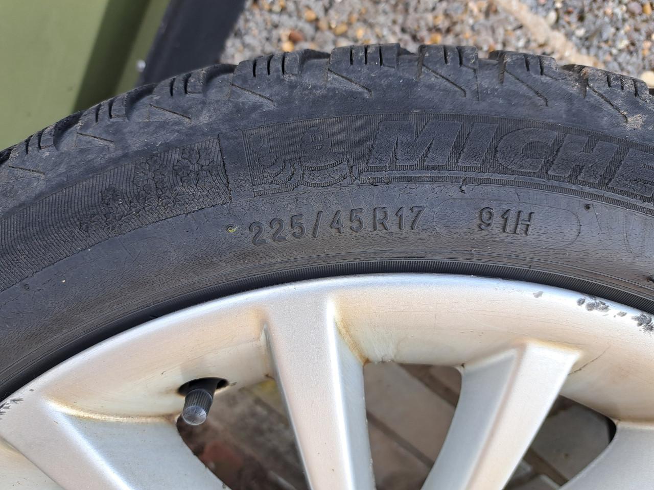 Set 4 winterbanden op originele lichtmetalen BMW velgen