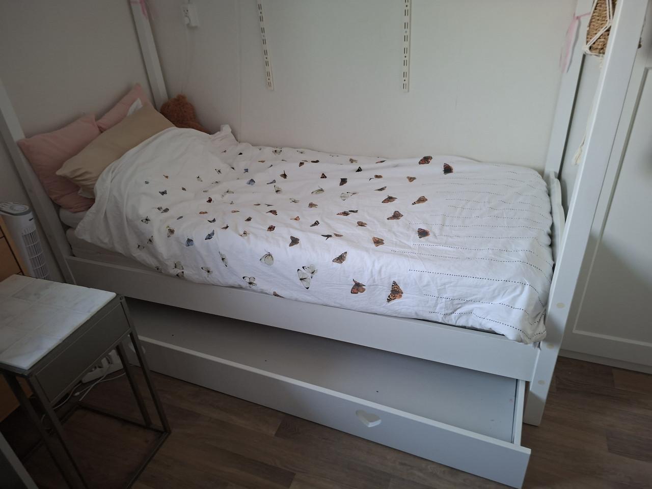 Stevig houten hemelbed 90x200 met lade voor extra matras