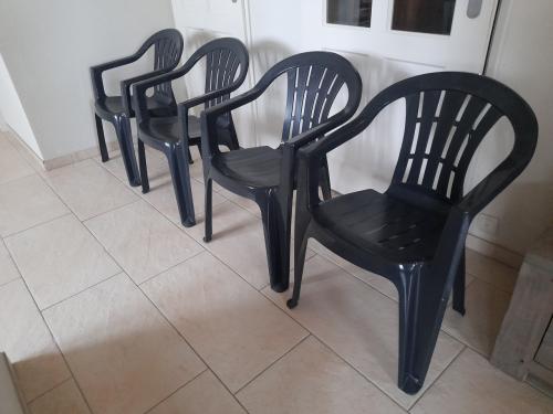 4 x stapelbare tuinstoelen ( in goede nette staat )