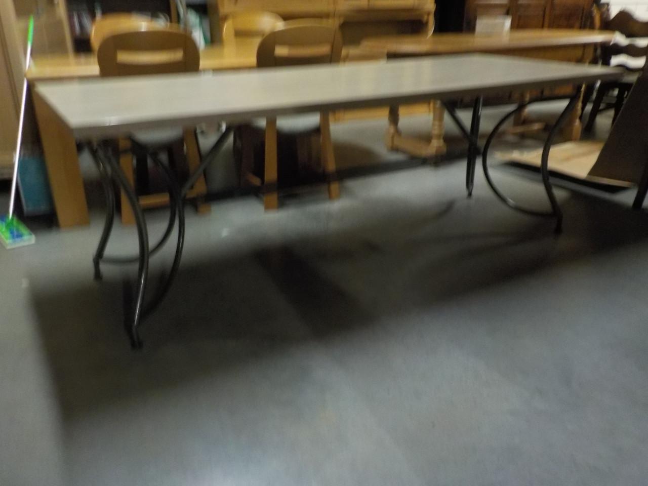 In vrijwel nieuw staat mooie kwaliteit massieve eettafel 90 x 220 cm