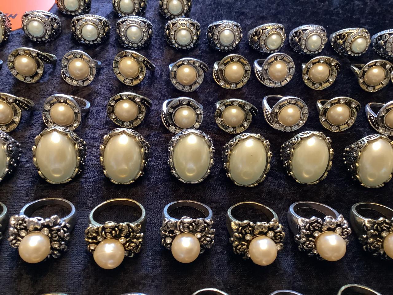Partij mooie ringen. ( partij 120) Aanbieding !!!!!!