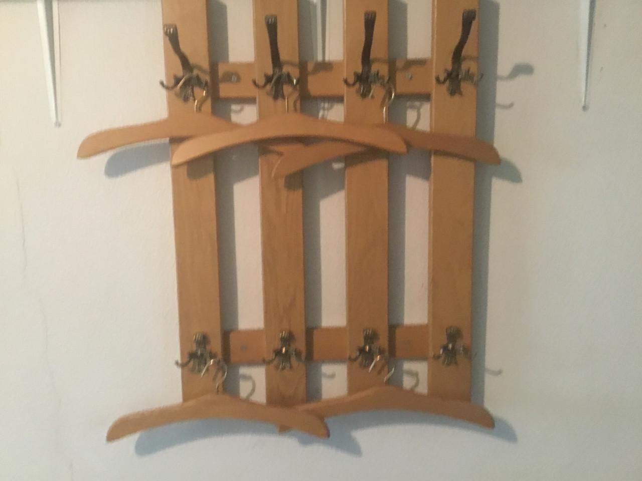 Wandkapstok/ eikenhout/ met bijpassende kledinghangers.