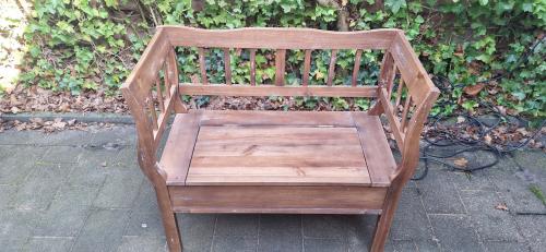 Massief houten tuinbankje met opbergruimte onder opklapbare zitting