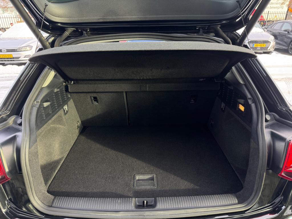 Audi Q2 1.5 tfsi *s edition . virtual * camera * black pack