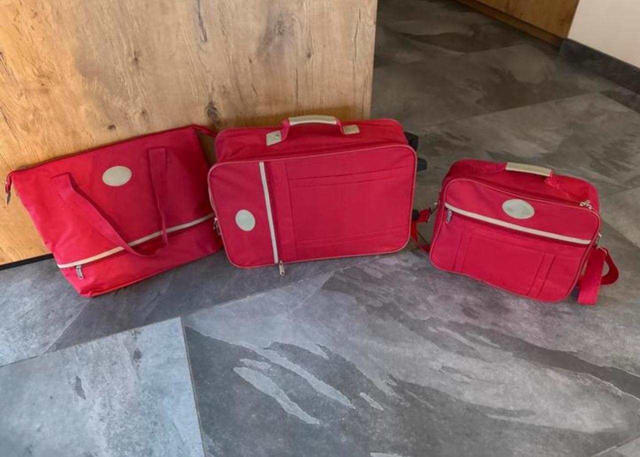 Complete set van 3 rode reistassen.