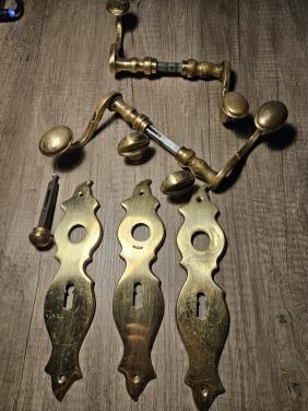 Antieke messing deurbeslagen deurklinken en schilden...