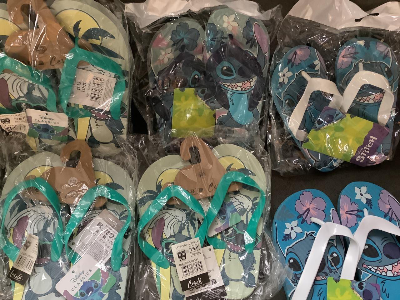 Partij Disney Stitch slippers, en Paw Patrol slofjes.  ( partij 44)
