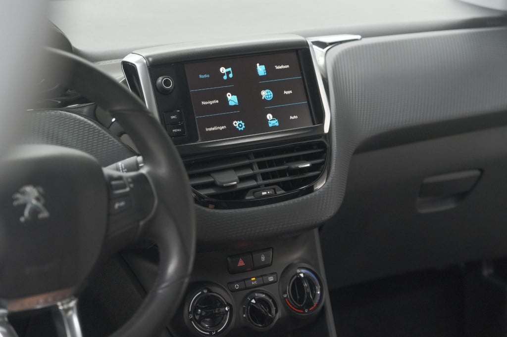 Peugeot 2008 puretech 82 blue lion | trekhaak | panoramadak | navigatie | p