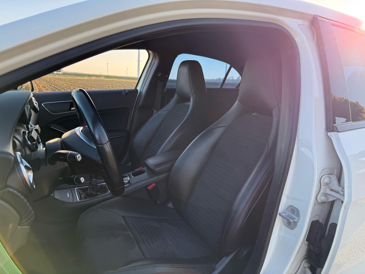 Mercedes-Benz A klasse A180 1.6 2013 Wit AMG pakket