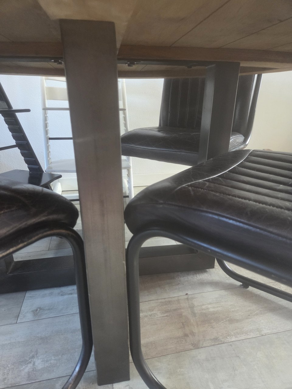 Mangohouten eettafel + 4 echt lederen stoelen