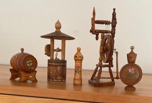 5 houten figuurtjes uit Oost-Europa