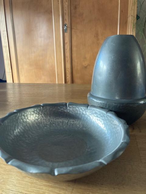 Vaas en schaaltje van gehamerd zilvertin