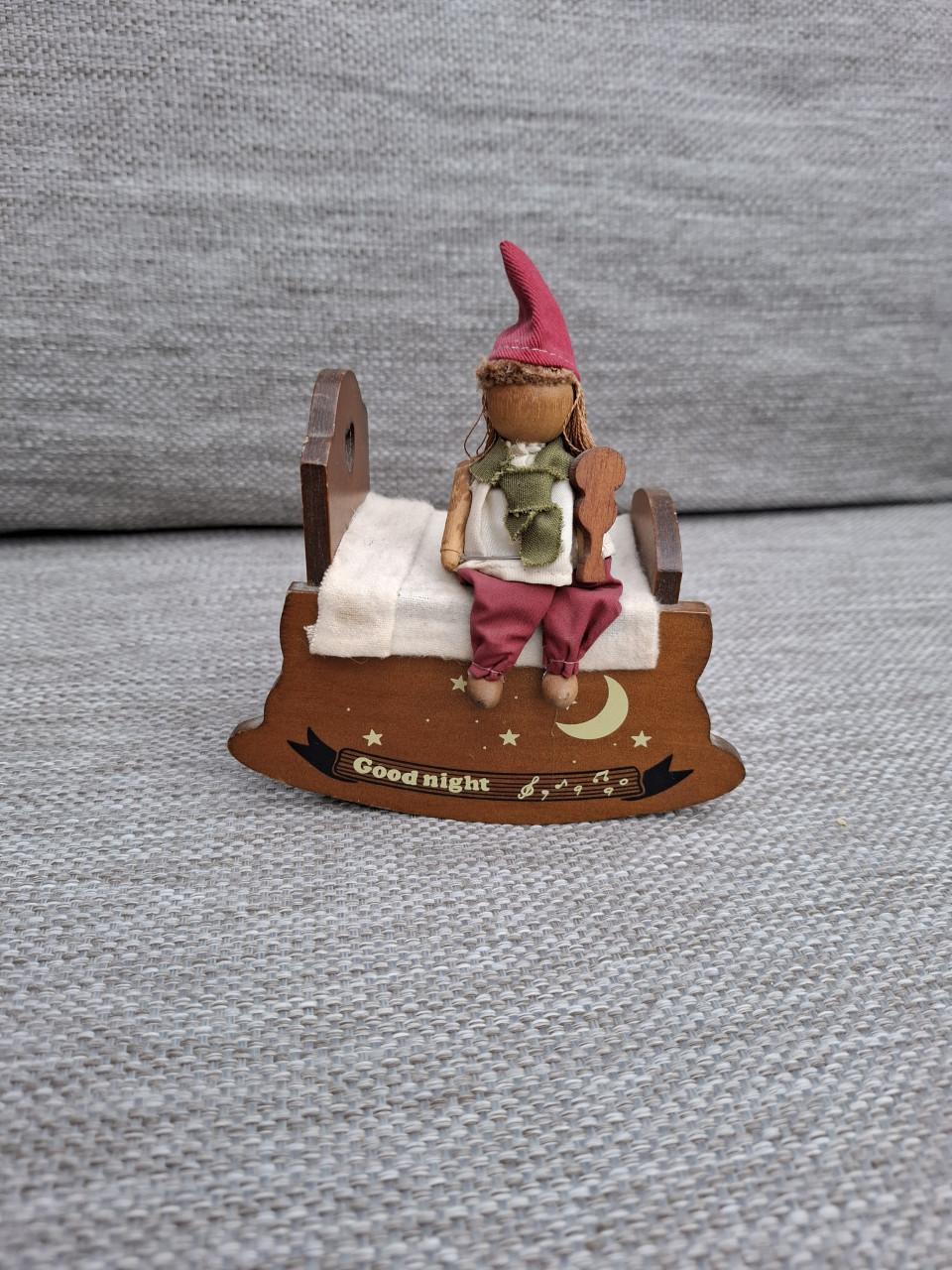 Vintage Muziekdoosje met Kabouter op Schommelbedje