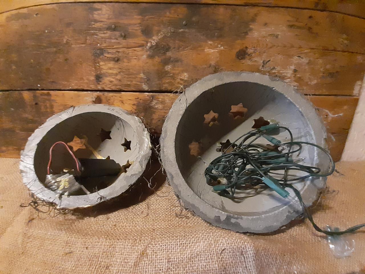 Betonnen schaal en halve bollen met lichtjes, kerstsfeer (set 11)