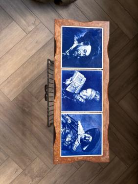Brocante smeedijzeren tegelrek met 3 tegels.