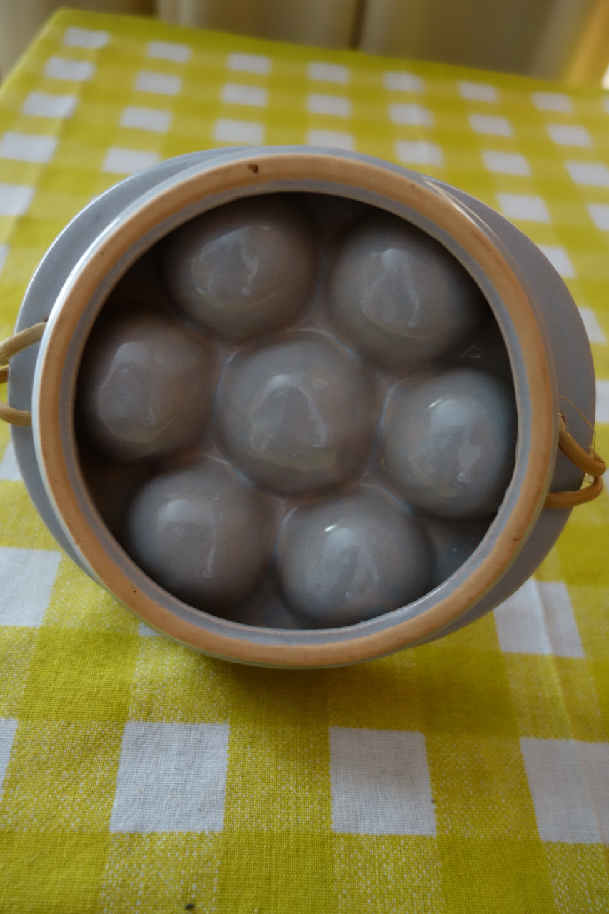 Keuls blauw aardenwerk eiermandje met hengsel  plaats voor 7 eieren