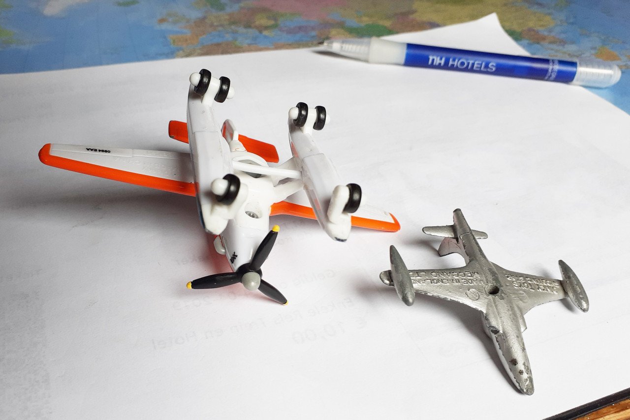 Dinky Toys Shooting Star en een Disney Nr. 7 Plane     