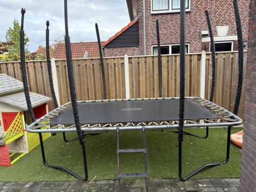 Trampoline Berg 330 x 220 incl trapje zonder net en rand