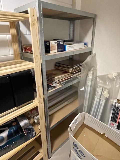 Metalen en houten opslagrekken / kasten