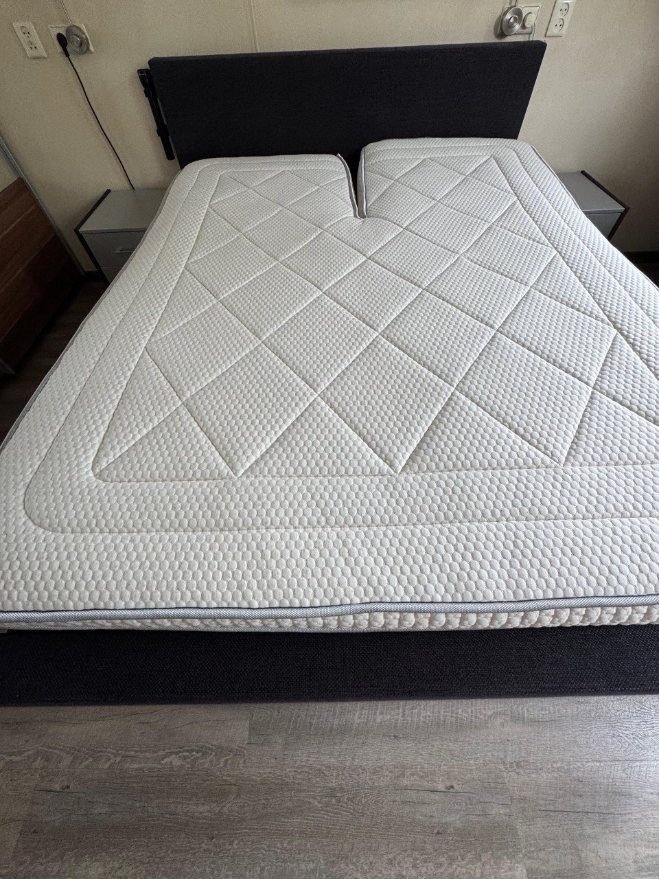 Bed met ombouw