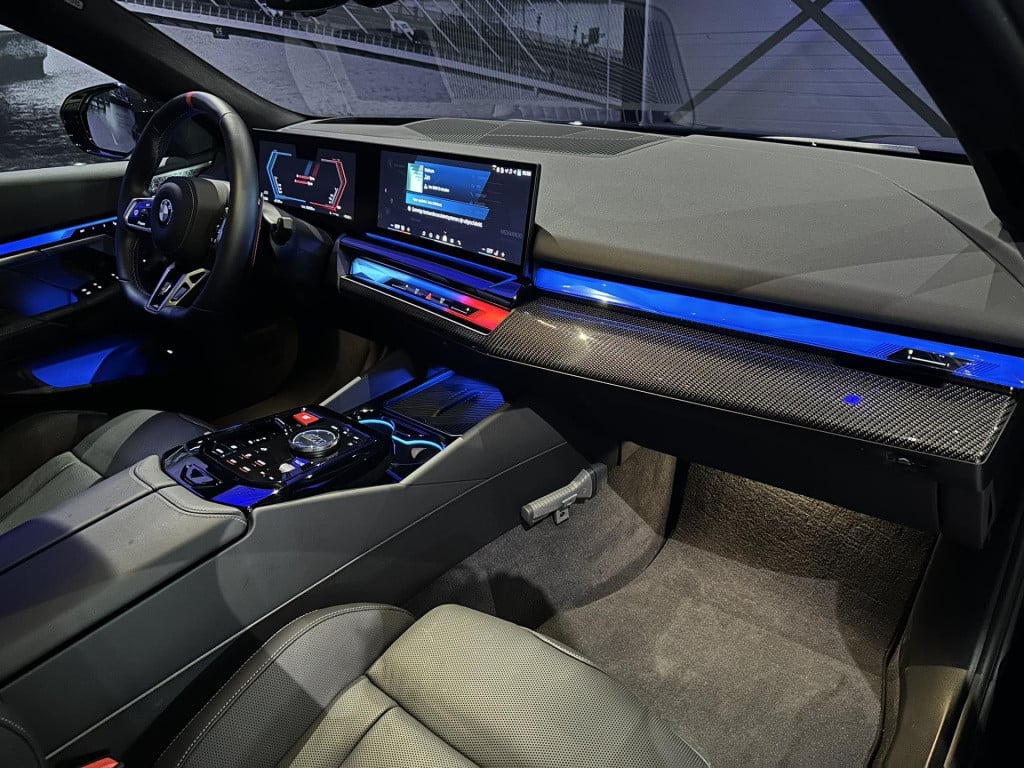 BMW M5 5-serie *limousine v8 m hybrid*carbon extr*b&w*alcantarahemel*nl-aut