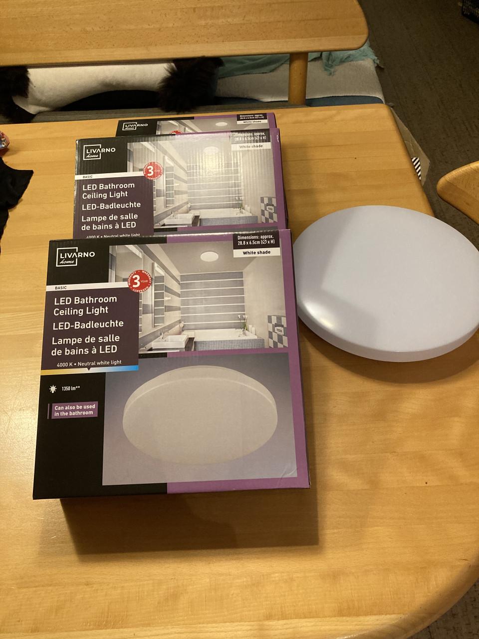 4 Led plafondlampen, geschikt voor badkamer