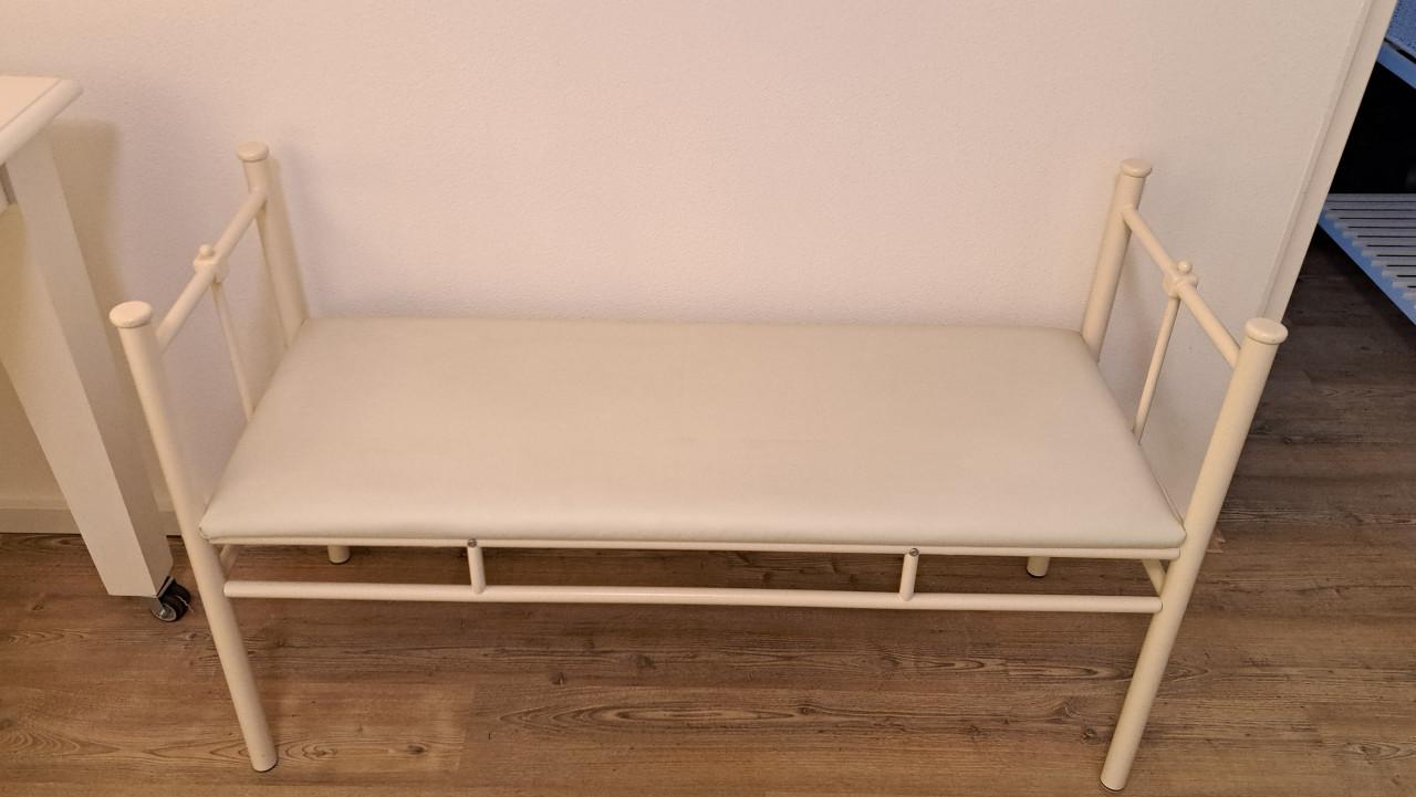 Mooie en stevige zitbank voor de hal, slaapkamer enz.