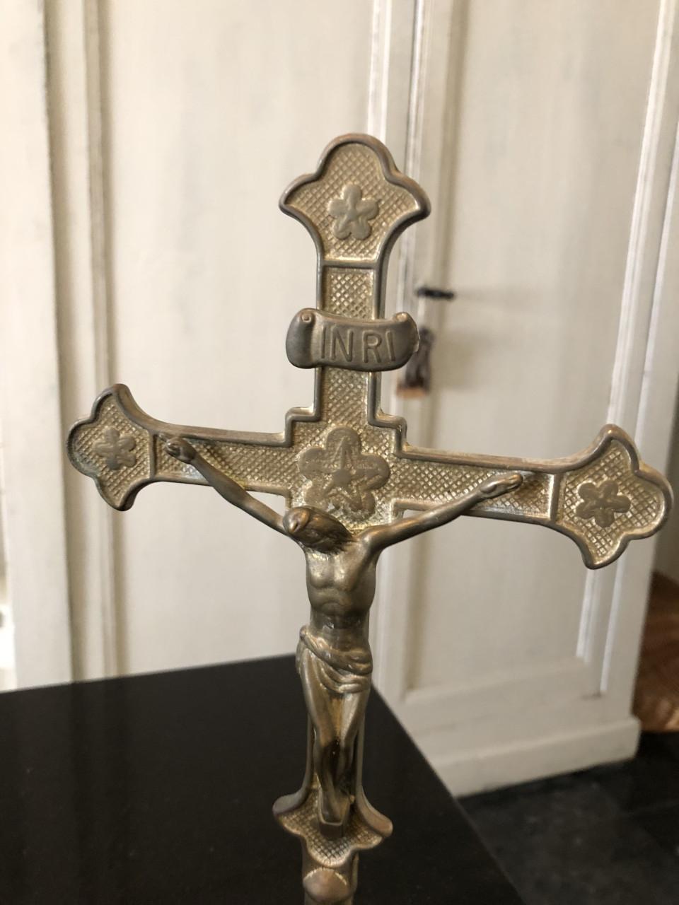 Mooie brocante heilige messing crucifix op voet