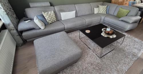 Natuzzi salontafel (0,90x0,90) met chroom onderstel en donkerbruin glas