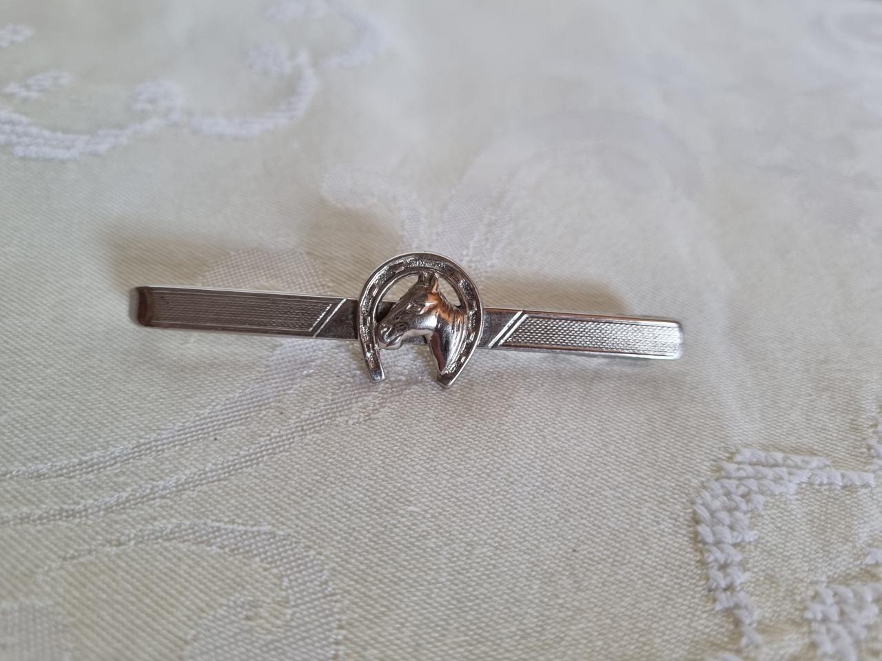 Dasspeld met hoefijzer en paardenhoofd