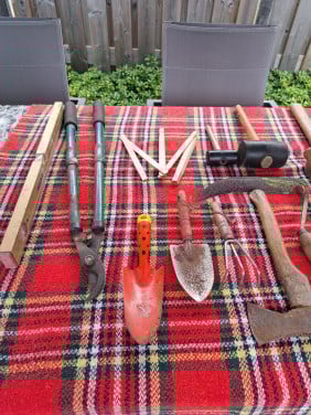 Tuingereedschap groe hamer, zeisje,  etc.